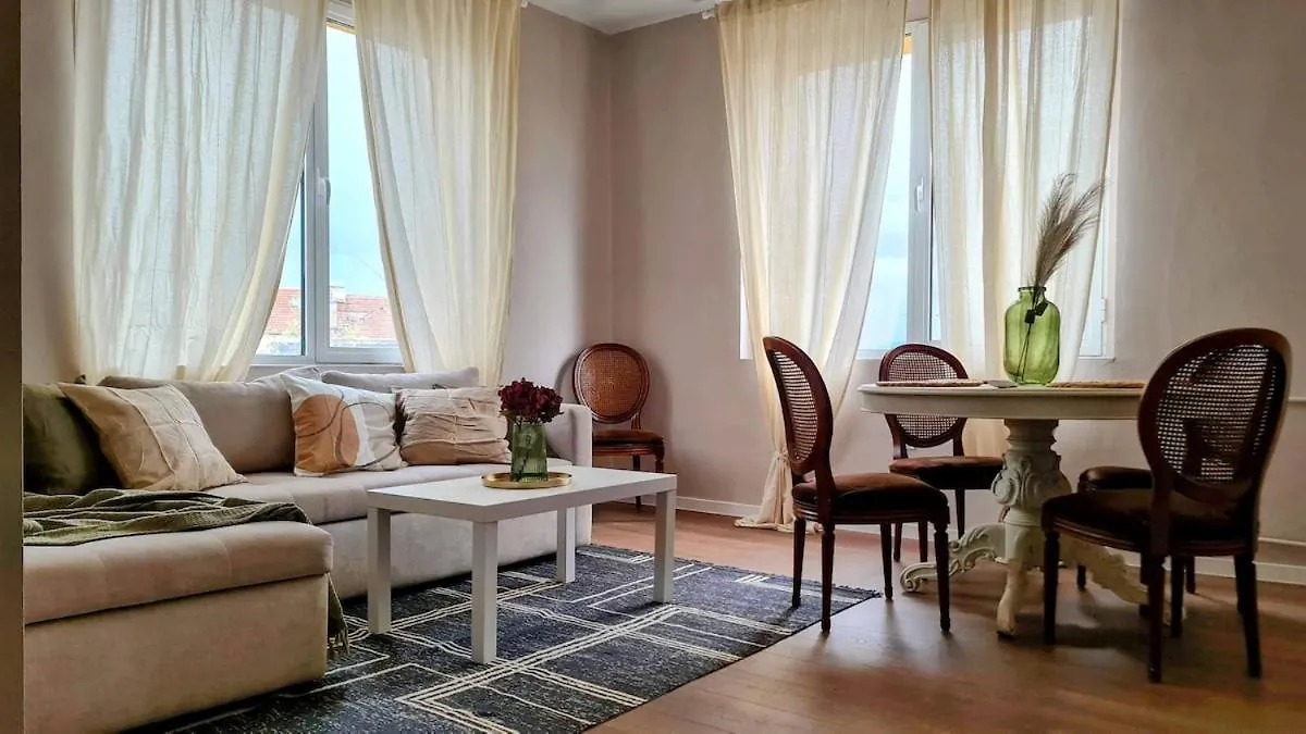 Cozy 2-Bedroom In The Top Center location